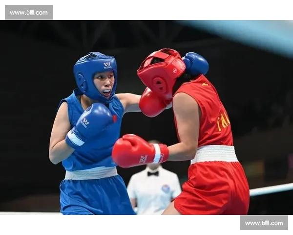 拳击比赛铃声响起瞬间的紧张气氛与赛场内外的激烈对决