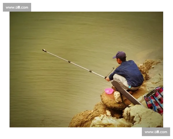杭州钓鱼比赛热潮来袭 参赛者齐聚西湖竞逐钓鱼技艺之巅